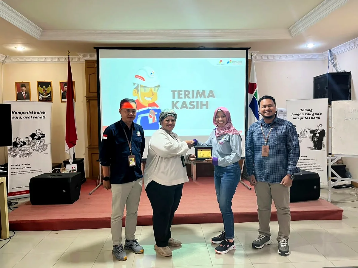 Appreciation handover to the PHR host representative