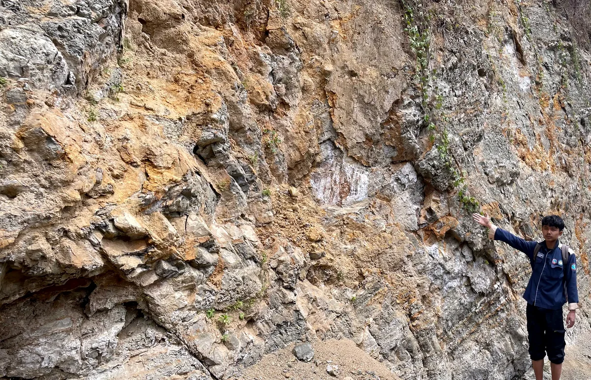 Steeply deformed and fractured Halang interbeds