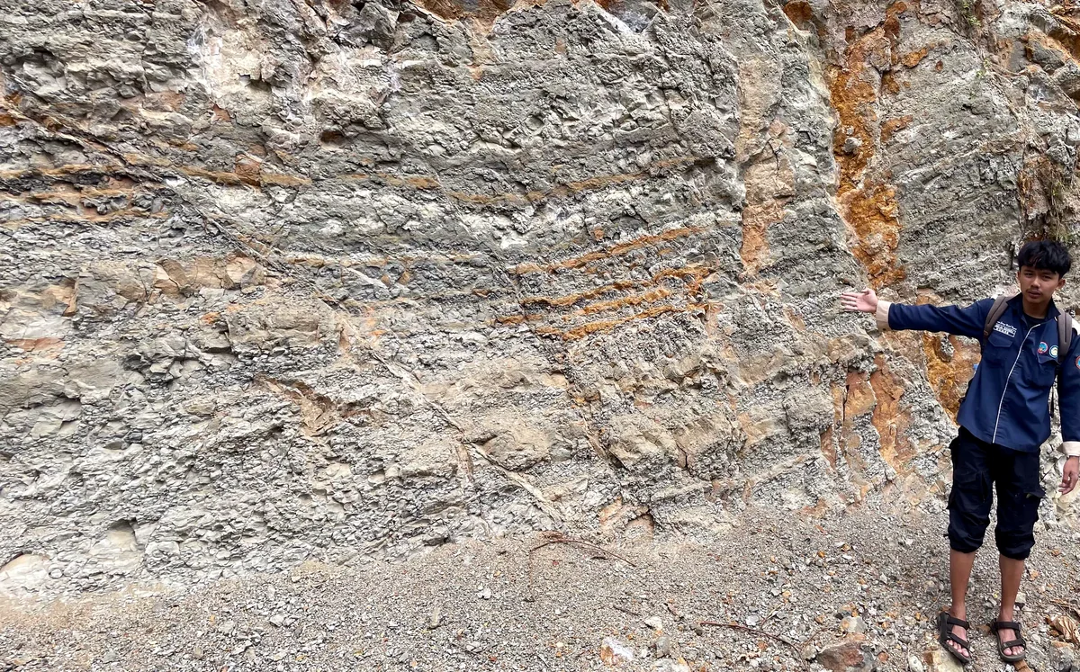 Fracture zone cutting deformed interbeds
