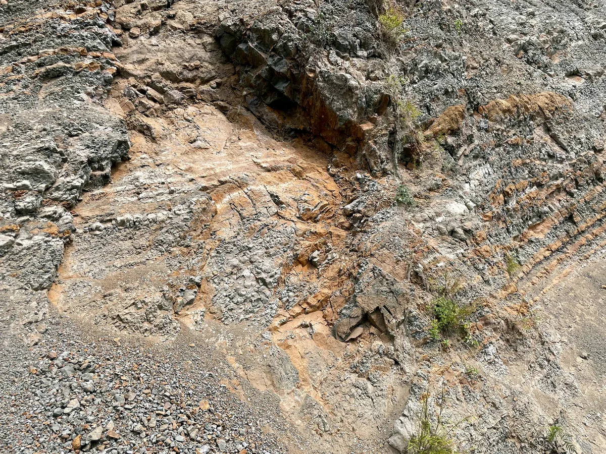 Steep weathered discontinuity within thin-bedded host rock