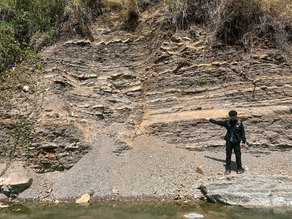 Central fault zone with disrupted and rotated bedding