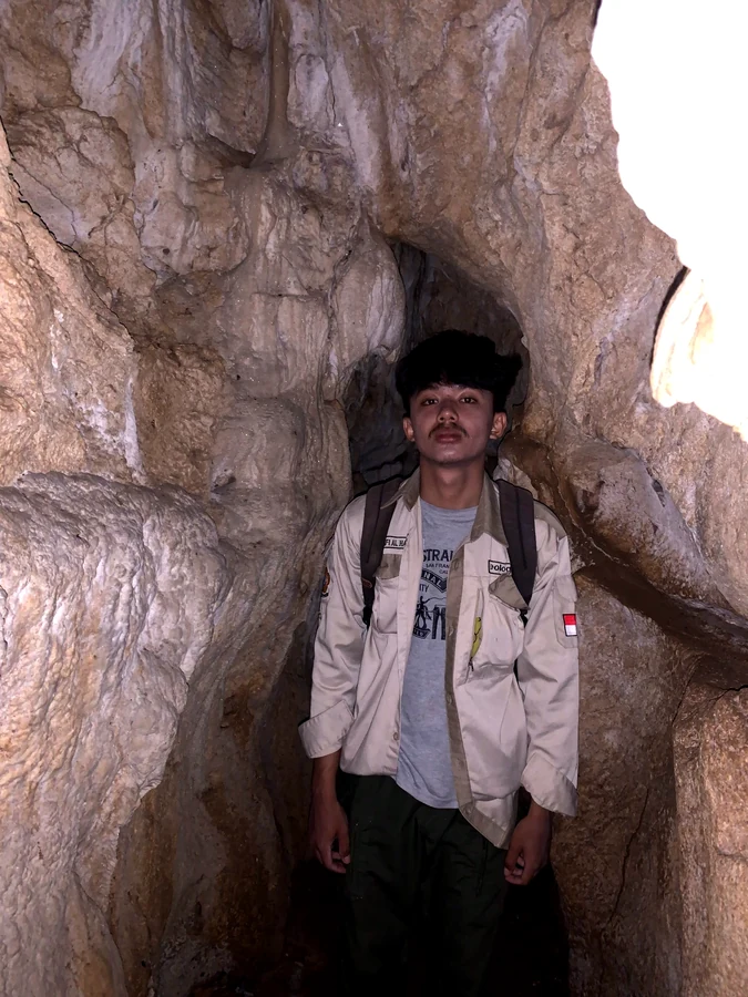 Subterranean Chamber — Wall Fluting, Surface Coatings and Human-Scale Clearance