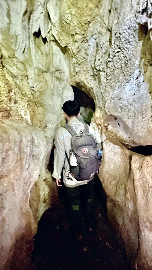 Constricted Cave Traverse — Moist Wall Surfaces and Passage Continuity