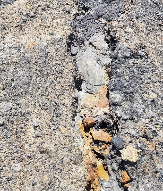Interbedded claystone and coarse sandstone
