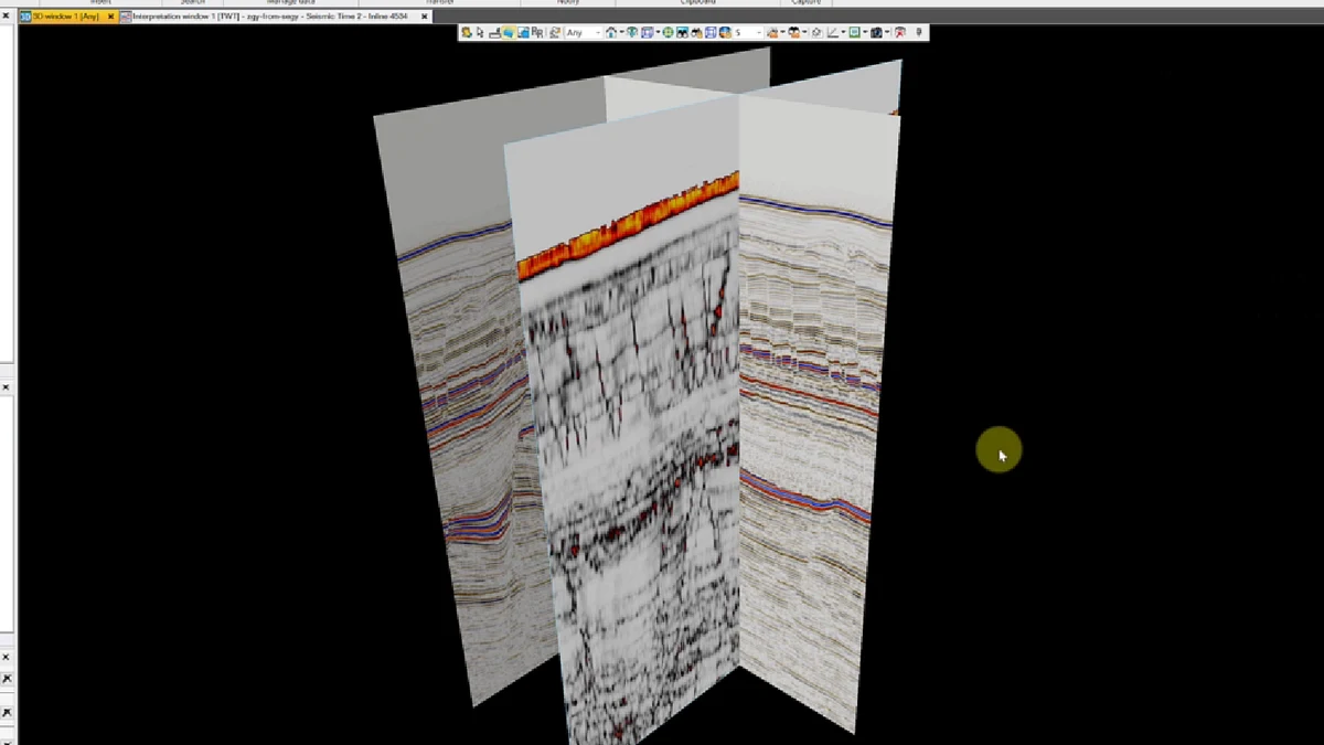 Orthogonal seismic panels for crossline consistency review